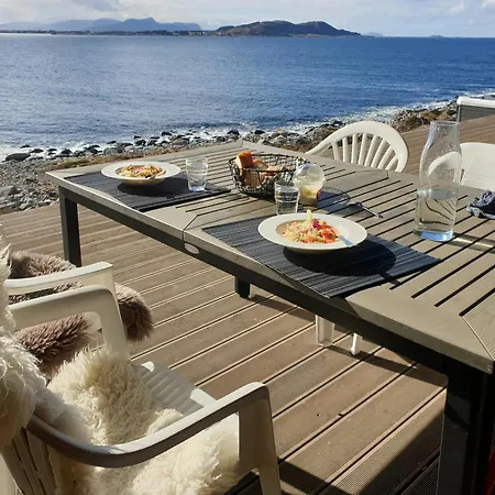 Feriehus Coastal With Ocean View On Lepsoya *